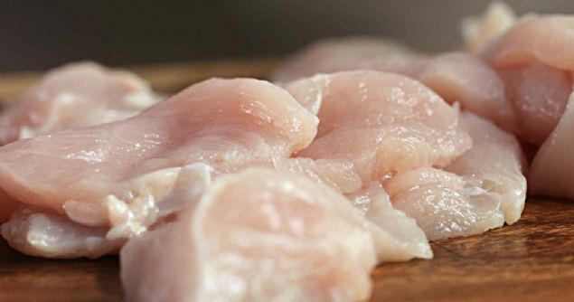 zerinde beyaz izgiler barndran etin, insan saln nasl etkilediini grmek iin daha fazla alma yaplmas gerekse de bu durum kanatl hayvan endstrisi iin baktmzda iyi bir haber deil.     