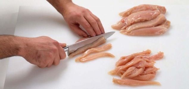 alma, tavuk etinin yllar iinde besin deerinin bir ksmn kaybettiini, beyaz izgilerin ise etin protein deerini kaybettiinin iareti olduunu iddia ediyor. 