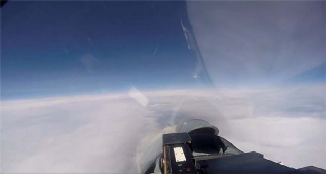 Bunun zerine bir Su-27 ua iki jete yaklat.  