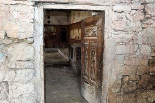 Bina Anadolu'daki ky odas formunun ok tipik bir rnei. Hem ierideki ahap ilemeleri bakmndan hem oturma dzeni bakmndan bir hiyerari toplumda var.  <br><br>  Burada da aslnda oturma dzenindeki hiyerari burada bir nevi ina edilmi. 