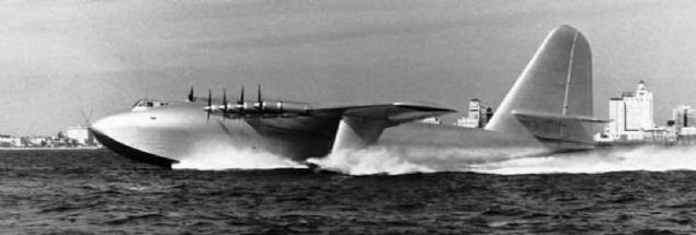 HUGHES H-4 HERCULES   <br><br>  Hughes H-4 Hercules uak modeli Ladin Kaz takma ad ile de bilinir.  <br><br>  smini Howard Hughes ten alan bu dev uak, 2. dnya Sava srasnda ina edilmitir.  <br><br>  Nerdeyse tamam tahtadan yaplan bu uagn kanat genilii 97 metredir.            