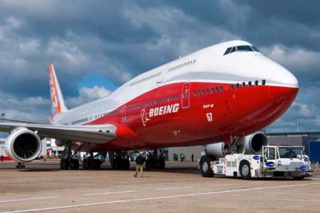 BOEING 747-8  <br><br>  1970'lerde ilk Boeing 747'nin tantm ile Jombo Jetler dnemi balam oldu.  <br><br>  Ksmen ift gverteli olan 747, tek seferde bir ka yz yolcu tayabilme kapasitesi ile trans-atlantik yolcu tamaclnn yeni yz oldu.         