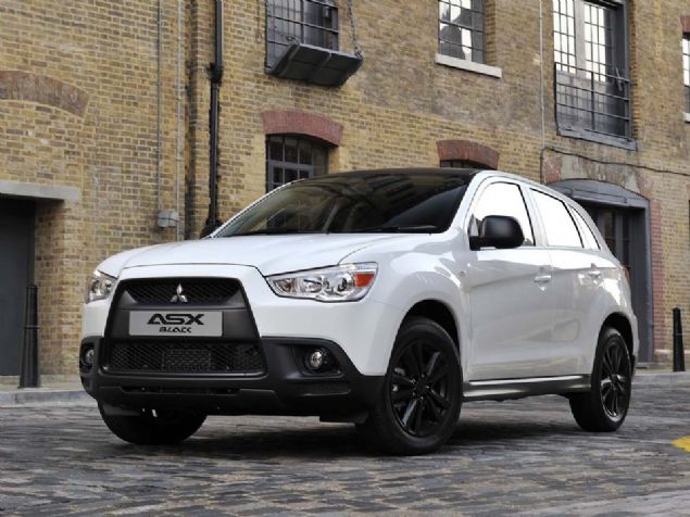 Mitsubishi ASX  <br><br>  1.6 ve 2.2 litrelik dizel motorlar ASX satlarnn %44'n oluturdu, geri kalan %56 ise benzinli seenee ait.   <br><br>  Fakat tketiciler daha ok alternatif seenee yneldi ve hibrit Outlander PHEV'e ilgi gsterdi.  <br><br>  ASX'te deiim yaanacak grnyor.             