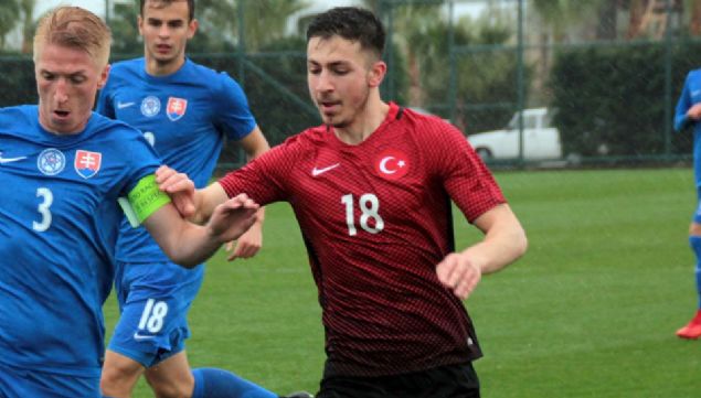                                                                 Halil, Trabzon'u istiyor  <br><br>  Trabzonspor, �mit Milli Tak�m formas� da giyen Halil Dervi�o�lu'nu transfer etmek istiyor.    Fotoma�'�n haberine g�re Halil'in kul�b� Sparta Rotterdam, gen� y�ld�z�n� b�rakmak istemiyor. Ancak oyuncu ve ailesinin Trabzon'a gitmek i�in �srar etmesi �zerine g�r��melere devam edilecek.                                                             