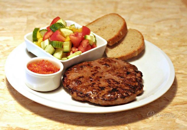 Pljeskavica'nn tamamen el yapm bir kfte eidi olduunu ancak makine yardmyla da yaplabileceini belirtti.     