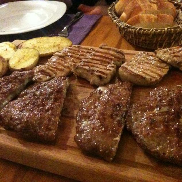 'SABAH KAHVALTISINDA DAHL BU KFTELER YENYOR'  <br><br>  Bonak nfusunun youn olarak yaad Bayrampaa'da et lokantas ileten ve yapt Pljeskavica'lar nl olan Muharrem Balota Bonak mutfann geleneksel kftesini dier kftelerden ayran en temel zelliinin et seimi olduunu belirterek, 'Kfte Sancak'ta, Bosna'da, Srbistan'da 50 seneden beri devam eden bir rndr...    