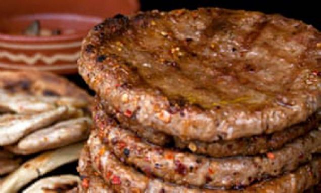 zel retim eti ile benzerlerinden ayrlan Pljeskavica'nn srr zellikle Bosna-Hersek ve Srbistan'dan Trkiye'ye g edenler tarafndan nesilden nesile aktarlmaya devam ediyor.        