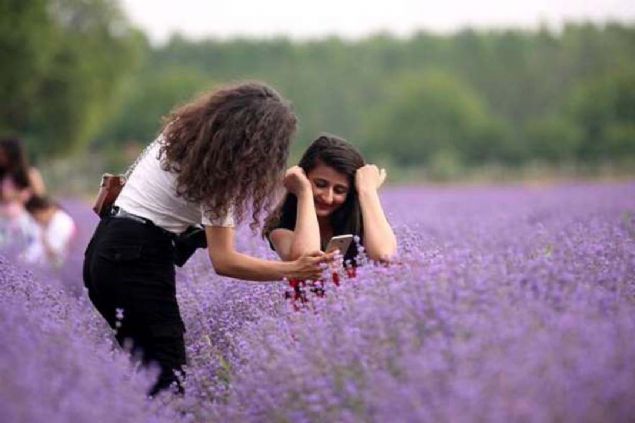 �ekerlemeci Meri�, bu s�rada vatanda�lara helvan�n yap�m� hakk�nda bilgi de verdi. 