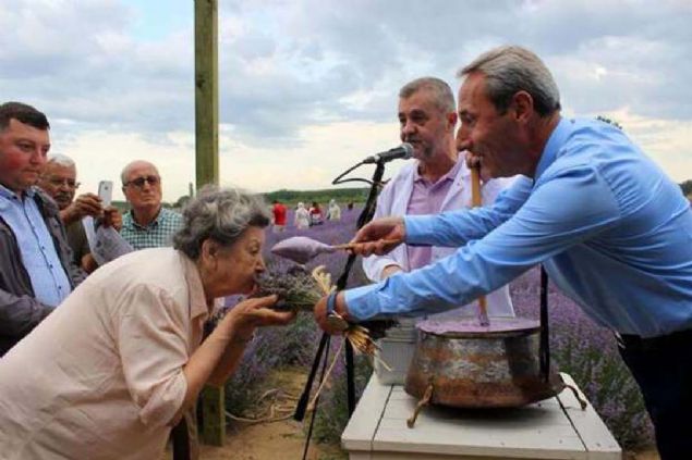 Uzun kuyruklar olu�turan ziyaret�iler yeni lezzet helvay� tatmak i�in zaman zaman izdihama neden oldu.  