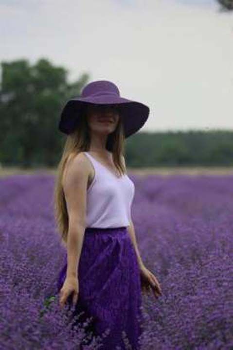 Saray mutfa��n�n �r�n� helvan�n tad�na bakan ziyaret�iler mor tarlalarda bol bol foto�raf �ektirdi. 