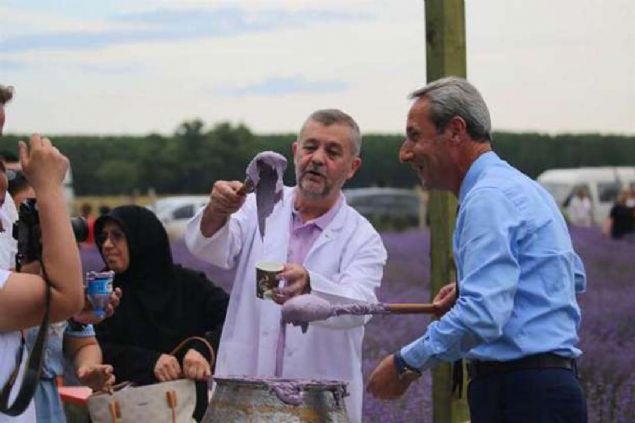 Edirne Lavanta Tarla G�nleri kapsam�nda haz�rlanan lavantal� Osmanl� helvas�n� tatmak isteyen ziyaret�iler, saray lezzetine yo�un ilgi g�sterdi.  