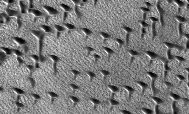 Mars'tan �a��rtan g�r�nt� (��te bilimin yan�t�)  <br><br>  Ge�ti�imiz d�nemde Arizona �niversitesi'ndeki bilim insanlar� taraf�ndan bu y�l�n ba��nda kaydedilen g�r�nt� 'g�n�n foto�raf�' olarak payla��ld�.   <br><br>  K�z�l gezegendeki kum tepeciklerini g�r�nt�leyen bilim insanlar� T ve V harflerine benzeyen yap�lar� yak�ndan inceliyor.   <br><br>  MRO'nun b�lgedeki bu g�r�nt�y� yakalamas� g�ne� �����n�n tam olarak d��t��� a��yla da ilgili.  <br><br>  Mars r�zgarl� ve tozlu bir gezegen oldu�u i�in, K�z�l Gezegen'de kum tepeleri yayg�n olarak bulunuyor.     