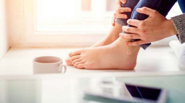 5- ADAAYI  <br><br>  Her derde deva olarak bilinen bu ay, ayak kokularn gidermeye de yardmc olabilir.   <br><br>  Leenin iine bir miktar su ilave edip birka yaprak adaay ekleyin. Siyah ayda olduu gibi 10 gn boyunca bu ilemi tekrarlayn.  