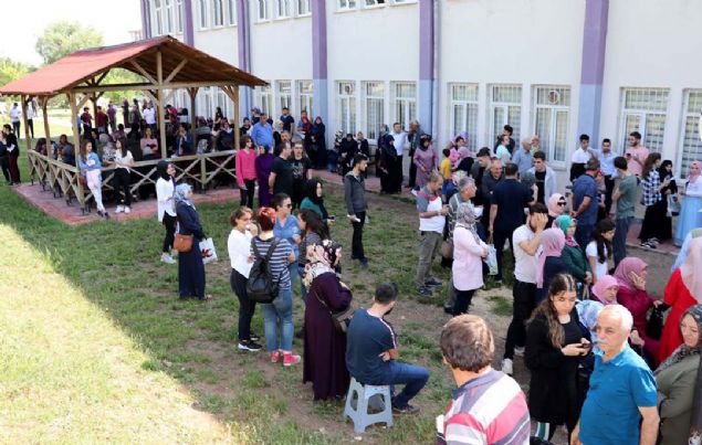 SINAV SALONUNDA B�R ��RENC� BAYILDI  <br><br>  Y�ksek��retim Kurumlar� S�nav�'n�n (YKS) birinci oturumu olan Temel Yeterlilik Testi'ne (TYT) Cumhuriyet �niversitesinde (C�) giren Aleyna Kayhan (19), s�nav s�ras�nda bayg�nl�k ge�irince ambulansla hastaneye kald�r�ld�.    