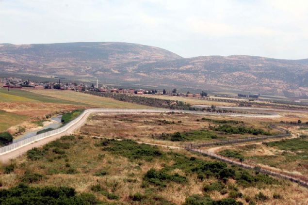 nsansz Hava Arac ve dronelerin de kullanld snr hattnda askerler, patlayc ve uyuturucu konusunda eitimli kpekler ile yaya olarak da devriye grevi yapyor.  