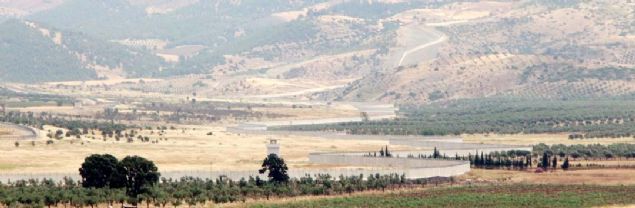 Ancak, snr hattnda grevli Mehmetik, olas terr saldrlarna kar teyakkuz durumunu srdryor. 24 saat gzlerini krpmadan eli tetikte nbet tutan askerler, snrn Suriye tarafn her trl izleme aracyla gzetlemeyi srdryor. 