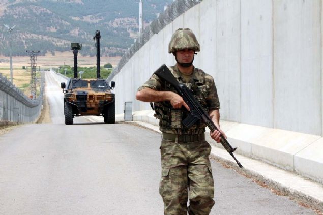 ASKERN EL TETKTE, GZ SINIRDA  <br><br>  Trk Silahl Kuvvetleri (TSK) tarafndan dzenlenen Frat Kalkan ve Zeytin Dal harektlar ile Trkiye snrna yakn noktadaki Suriye topraklarnda bulunan terr rgtleri de blgeden temizlendi.  