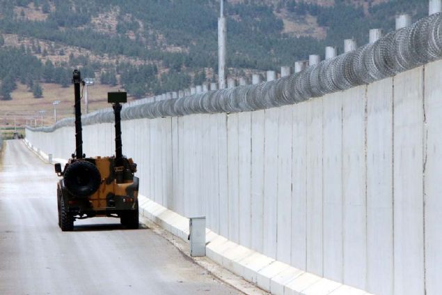 Herhangi bir olumsuzluk yaanmamas iin kafes tel ile ek nlem alnan snr hatt kurulan aydnlatma sistemi ile geceleri de takip edildi. Snr hattnda askerlerin grev yapt nbeti kule ve kulbelerin de hem says arttrld hem de saldrlara kar dayankl hale getirildi.  