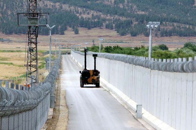 retimi tamamlanan seyyar beton bloklarn yan yana dizilmesiyle snr hatt duvarla kapatlm oldu. Trkiye-Suriye snrnn Asi ve Frat Nehri dndaki kara blgelerine rlen duvarn jiletli teller konulmasyla boyu 4 metreye ykseltildi.   