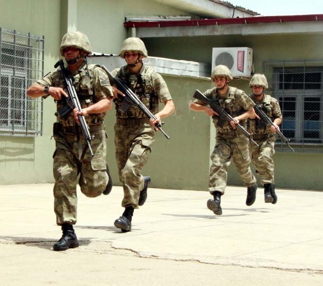  savan balamasnn ardndan Suriye snrnn Trkiye'ye yakn kent ve kasabalarndan terr rgtlerinin kontrolne girmesiyle balayan kaaklk ve kaak geilerin nlenmesi iin 911 kilometrelik snr hattnda nlemler alnd.   