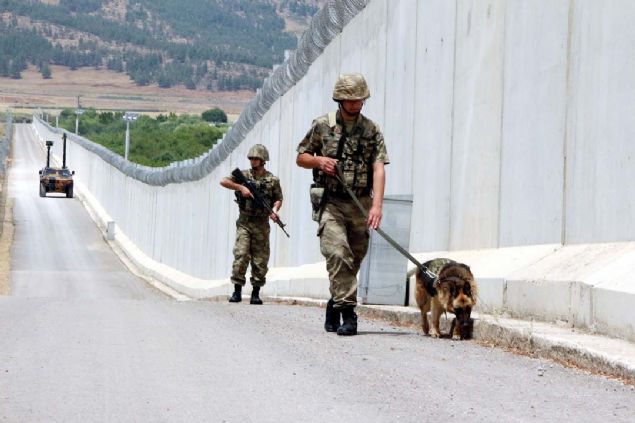 Tm teknolojik cihazlar kullanarak adeta snrda ku umasna izin vermeyen Mehmetik, snr hattnda yaya, zrhl ara ve kpekli devriyelerini de ayn titizlikle devam ettiriyor.   <br><br>  (DHA) 