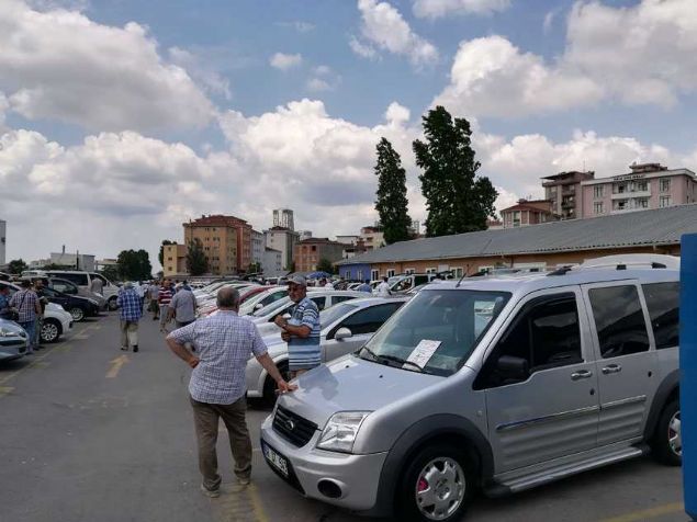 Sfr km otomobillerde yaanan bu tablo, ikinci el otomobil piyasasnda tam aksine bir durum oluturdu.   <br><br>  Ekonominin dnen arklar, ihtiyac olan otomobil iin ikinci el piyasasna yneldi. Sfr km fiyatlarna gre ucuz kalan ikinci el fiyatlarnn da etkisiyle, ak otomobil pazarlarndaki hareketlilik doruk noktasna ulat.  <br><br>  Bu noktada sizin iin Kartal Ak Oto Pazar'n ziyaret ederek, piyasann en tutulan otomobillerin fiyatlarn aratrdk.   <br><br>  te pazarda dikkat eken, alm satmda tercih edilen, model yl ok dk olmayan 90 farkl ikinci el otomobilin fiyatlar ve fotoraflar...                           
