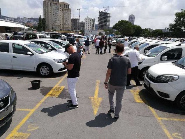 Otomobil ve hafif ticari ara pazar 2019 yl ilk be aynda yzde 50 azald. Gerileme, otomobil pazar zelinde yzde 49, hafif ticari ara pazar zelinde yzde 53 olarak gerekleti.  <br><br>  Trkiye otomobil ve hafif ticari ara toplam pazarnda rakamlara bakldna, 2019 yl ilk be aynda bir nceki yln ayn dnemine gre yzde 49,57 azalarak 152 bin 456 adet olarak gerekleti.   <br><br>  2018 yl ilk be aynda ise 302 bin 311 adet toplam pazar gereklemiti.                           