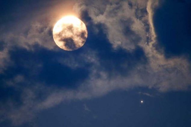 Van'da motosiklet tutkunu baz genler, ehrin klarndan ve grltsnden uzak, Geva ilesindeki tepelerde dolunay eliinde motosiklet srd. 