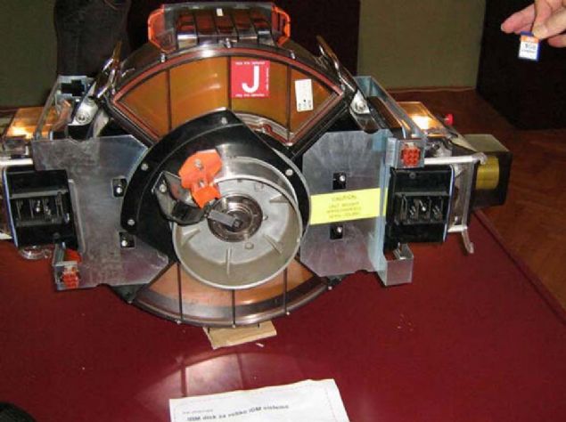 1980 - Fla hafza (yanndaki dev makine ise 1980'li yllarda retilen 1 GB'lk bir sabit disk)  