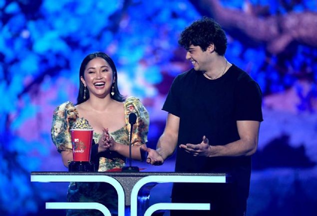 EN Y PME SAHNES  <br><br>  Noah Centineo & Lana Condor (Peter Kavinsky & Lara Jean) - To All the Boys Ive Loved Before    <br><br>  (NTV) 