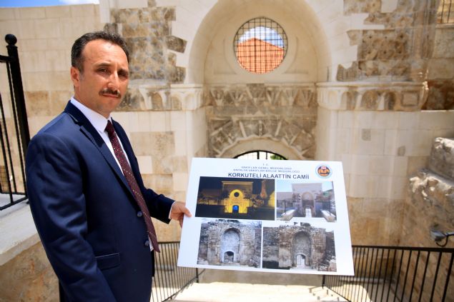 Proje onaylandktan sonra blgede kaz almalarna balanldn dile getiren Coar, unlar syledi:  <br><br>  'Toprak altnda kalan blgeleri gn yzne kardk. O yzden alma yaklak 15 yl srd. Kaz almalaryla daha nceki caminin ayaklar ortaya kt. zgn zemine ulald. Koruma Kurulu karar ile ypranan ta kapda, talar numaralandrlarak skld ve dzgn bir ekilde rld. Nitelikli talar korumak iin analiz yapld ve ayn cins ta kullanarak restorasyon tamamland. inden de ok fazla devirme talar ile molozlar kt, niteliksiz talar aykland, nitelikli talar ise zel korumaya alnd.    