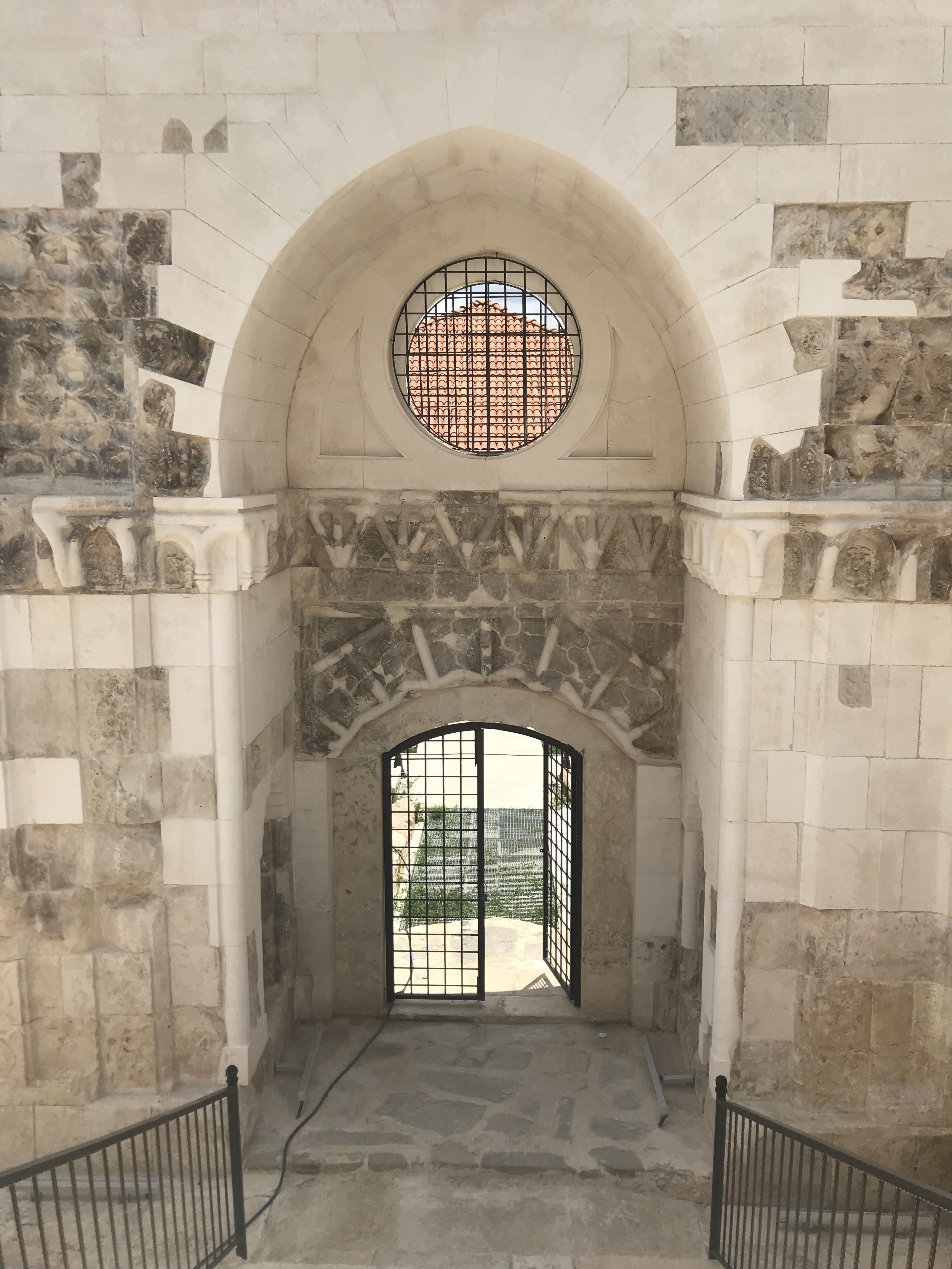 u an motif ya da nitelikli ta konusunda herhangi bir kaybmz yok.'  <br><br>  Coar, yap ierisinde bulunan devirme talar cami avlusunda sergilediklerini dile getirdi.   