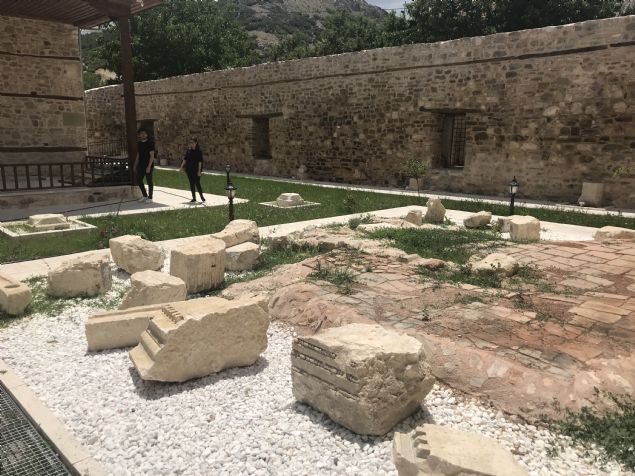 Ta kapnn ykseklii ile ilgili de eletiriler yapldn syleyen Coar, Seluklu dneminde ta kaplarn bir sistem ve birtakm kurallara uyularak yapldn ifade etti. Seluklu mimarisi konusunda aratrmalar yapan Prof. Dr. Cezmi Tuncer'in grlerine de bavurduklarn anlatan Coar, 'Bilimsel almalarn sonucunda kap ykseklii yaklak bir metre ykseldi.' dedi.   