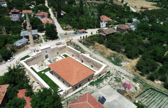 Minaresini Osmanl padiahlarndan 1. Ahmed'in sadrazam Murad Paa'nn yaptrd belirtilen, ta kaps, mihrab, sslemeleri ve kabartmalaryla dikkati eken cami, bu yl mart sonunda ibadete ald.   