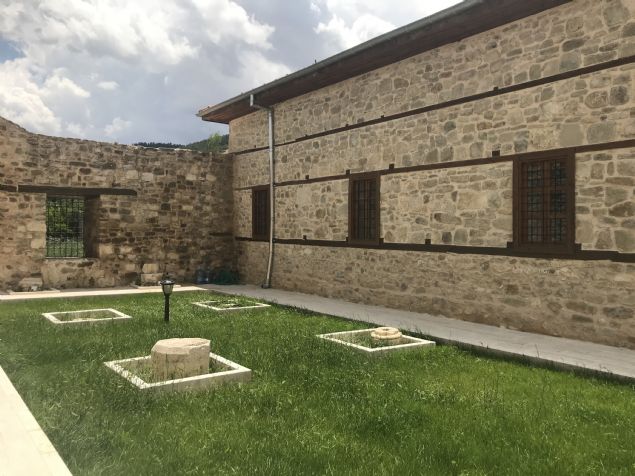 'BLNSZE YAPILAN ELETRLER DKKATE ALIRSAK TARH YAPILARA YAZIK OLUR'    Restorasyonlarn yapnn mrn uzatmak, zgn halini korumak iin yapldn belirten Coar, almalarn uzmanlarn grleriyle ve tamamen bilimsel olarak yapld vurgulad. Restore edilen yaplara ynelik zaman zaman doru olmayan eletirilerin yapldn aktaran Coar, szlerini yle srdrd:       