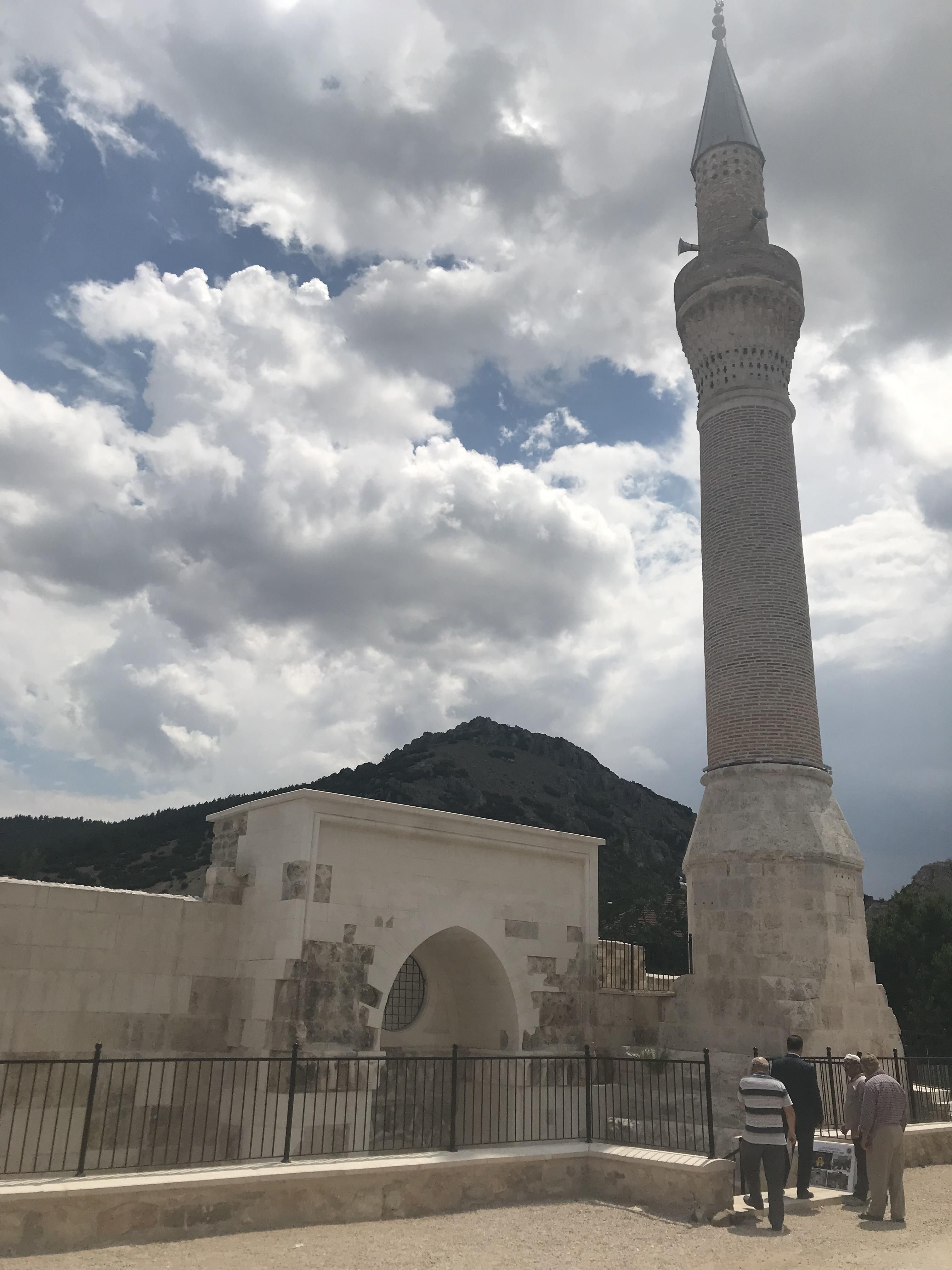Blge halkndan Ali Manis ise Antalya'da yaadklarn, yaz aylarnda Korkuteli ilesine geldiklerini syledi. lede bulunduu sre iinde ibadet iin Alaaddin Camisi'ne geldiini dile getiren Manis, 'Bir dnem bakmszd, kt durumdayd. u anda daha iyi bir grnme kavutu.' grn ifade etti.   
