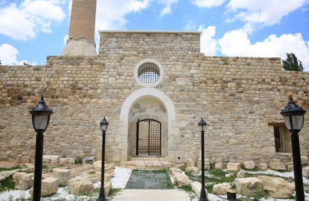 Caminin zgn yapsna ulalmas ve korunmas iin yaklak 15 yl nce bir alma balatldn anlatan Coar, acil mdahale ihtiyac olduu zellikle vurgulanan yap ve ta kap iin nce elik payandalarla salamlatrma projeleri hazrlandn kaydetti. Koruma Kurulunun uzun vadeli bir koruma salamayaca gerekesiyle bu projeyi kabul etmediini aktaran Coar, talarn numaralandrlarak sklmesi ve yeniden rlmesine ilikin hazrlanan projenin onaylandn belirtti.   