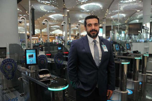 'Havalimanmz, yolcularmzn kendi check-in yapabildii, kendi bagajlarn brakabildikleri ve pasaporttan kendileri geebildikleri ekilde dizayn edildi.  <br><br>  Bu admda da aslnda pasaportta yolcularmza kendi kendilerine gei yapabilecekleri bir sistem kurduk...   