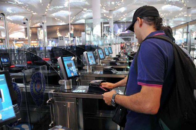 YOLCULAR SSTEMDEN MEMNUN   <br><br>  Biyometrik Entegre Snr Gei nitesi olarak adlandrlan hzl pasaport gei sistemi kullanan yolculardan Serhat Yenal ise, 'Yeni ve gzel bir havaliman yapld. Havalimannn pek ok noktasnda yeni teknolojiler kullanlyor. 