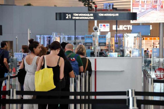 Daha sonra arkada polis memurlarmz yolcularmz istekleri zerinde pasaportlarna damga vuruyorlar... 