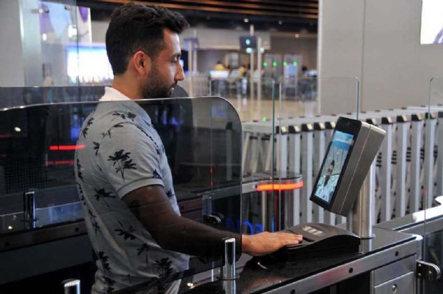 Hi sra beklemeden yine pasaportlaryla beraber ipli pasaport kullanan 18 yan gemi btn yolcularmz bu sistemi kullanabiliyor' dedi.  