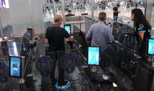 Sistemin donanm GA IT tasarmna uygun olarak yerli bir firma tarafndan yaplrken, EGM Biliim ve Haberleme Teknolojileri Daire Bakanl tarafndan gelitirildi. Sistemin parmak izi ve yz tanma ekipmanlar haricindeki tm donanm ve yazlm yerli bir firma tarafndan yapld.    