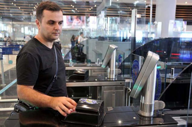 Elbette bu sistem ile pasaportta geireceimiz sre azalacak ve uamza yetime konusunda sknt yaamayacaz.  <br><br>  Ben Bak'ye gidiyorum. Uamn kalkmasna 1 saat var buray kullanarak hzl bir gei yaparak uama daha rahat yetieceim' diye konutu.  <br><br>  (DHA) 