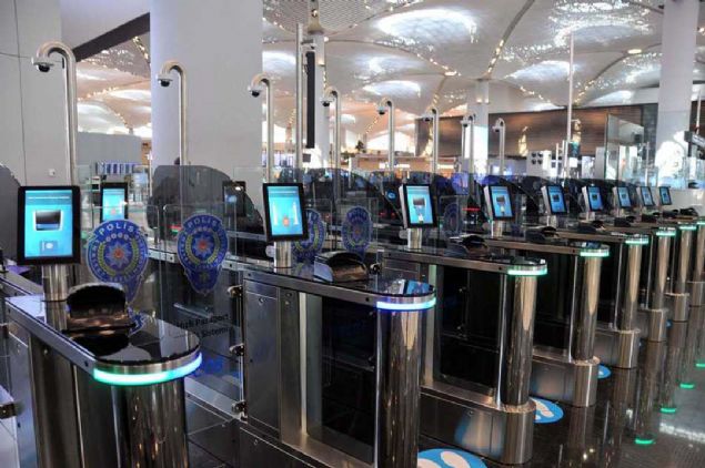 DONANIMI TAMAMEN YERL KAYNAKLARLA TASARLANDI  <br><br>  Pasaport kontrol sistemi ile ilgili bilgi veren nankul, 'Yolcularmz pasaportlaryla beraber buraya geliyorlar. lk noktada pasaportlarn okutuyorlar.   <br><br>  Daha sonra parmak izi ve yzlerindeki biyometrik veriyle beraber pasaporttaki bilgileri eletirip hzl bir ekilde pasaport kontrolnden geileri salanyor...  