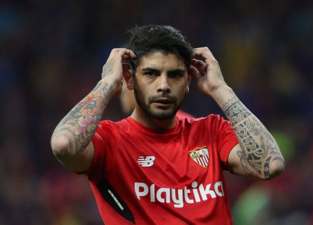                                                                 Haberde sar-krmzllarn, Sevilla ile de yapt mzakereler sonucunda mutabakata vardn, transferin maliyetinin 4 milyon Euro olduu kaydedildi. Ayrca bu transferin hafta iinde resmen aklanaca belirtildi.                                                         