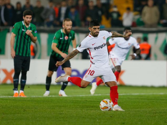                                                                 Endls ekibiyle 2020'ye kadar szlemesi olan Benaga, geen sezon 51 mata 8 gol 11 asistlik performans sergiledi. n libero, merkez orta saha ve 10 numara pozisyonlarnda forma giyebilen Banega, Arjantin Milli Takm'yla 65 maa kt, 6 gol att.                                                         