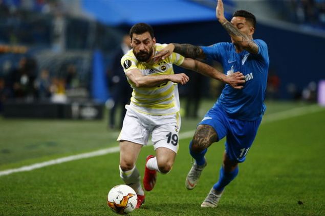                                                                 Fenerbahe'yle szlemesi sona eren ve Galatasaray'la iki yllk szleme imzalayan ener zbayrakl'ya ise yllk 6 milyon TL denecek.                                                         