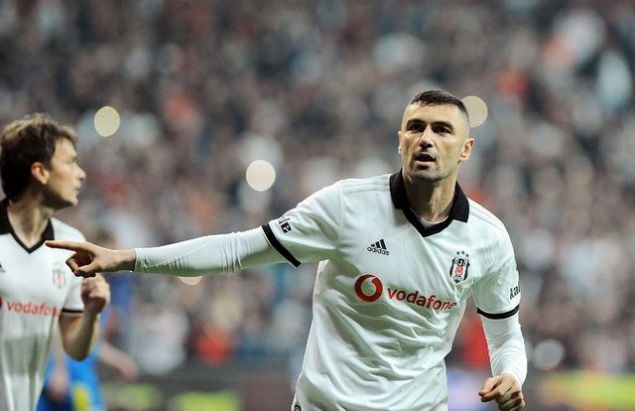 talya Serie A ekiplerinden Lecce'de Burak Ylmaz' isterken, fla gelimeler yaand! Gelecek sezon forvet iin 1 numaral hedefi Burak Ylmaz olarak belirleyen talyan ekibinin sportif direktr Mauro Meluso'nun transfer iin Trkiye'ye geldii iddia edildi.   