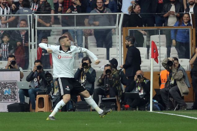 Burak Ylmaz'n transferi iin yaplan grmenin olumlu getii belirtilirken, Beikta'n golc futbolcunun transferine izin verip vermeyeceinin 48 saatte belli olaca vurguland.   