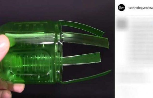 Sonrasnda makasla pet ienin alt ksmn bu ekilde kesiyor.    